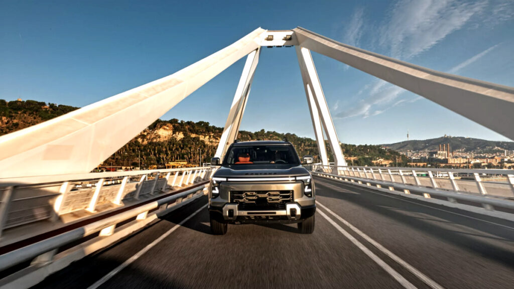 "14년 만에 부활?"…기아 뺨치는 화려한 옵션에 '깜짝', 대체 무슨 차길래 4 산타나 모터스 생산