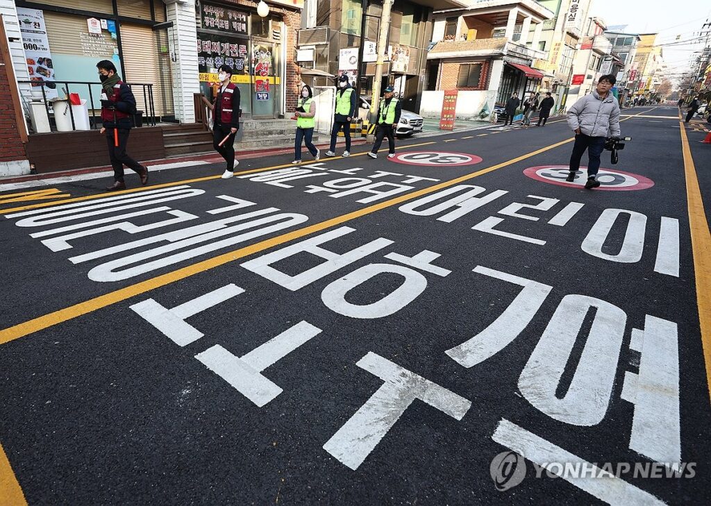 “앞으로 출퇴근 '수십 분' 늘어납니다”… 2026년 확 바뀌는 규제에 운전자들 ‘날벼락’ 2 스쿨존 속도 하향