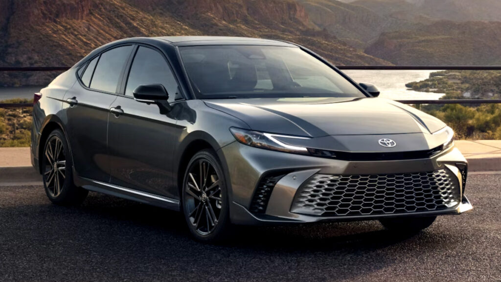 "그랜저 비상... 4050 마음 돌렸다"…"단돈 만 원"에 120km 달리는 '미친 가성비' 2 토요타 캠리 하이브리드