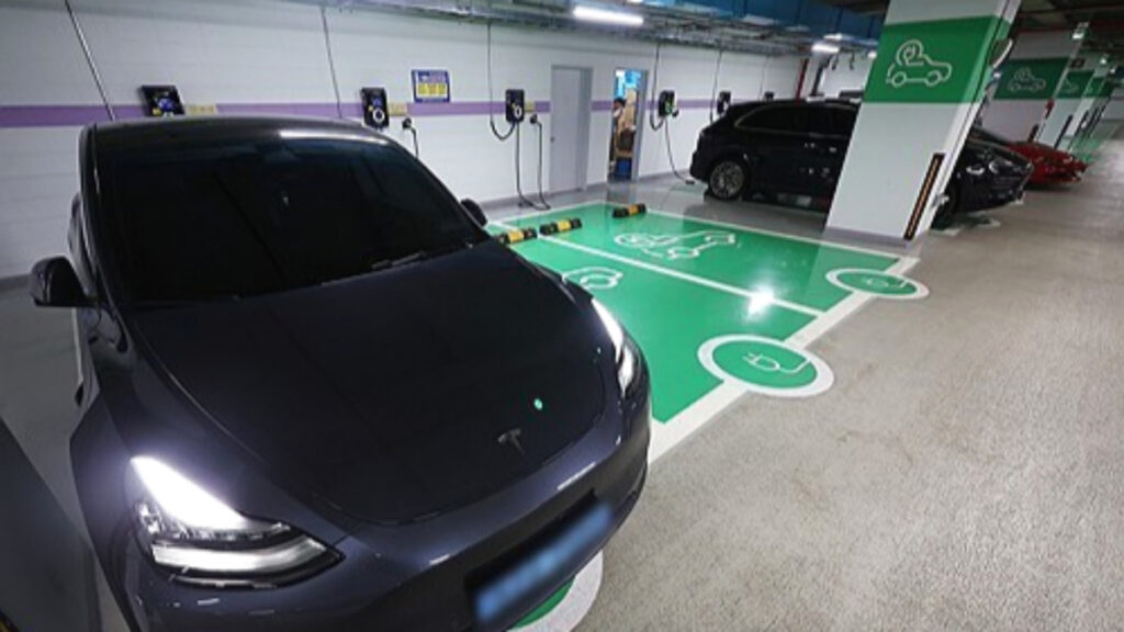 충전중인 테슬라 차량