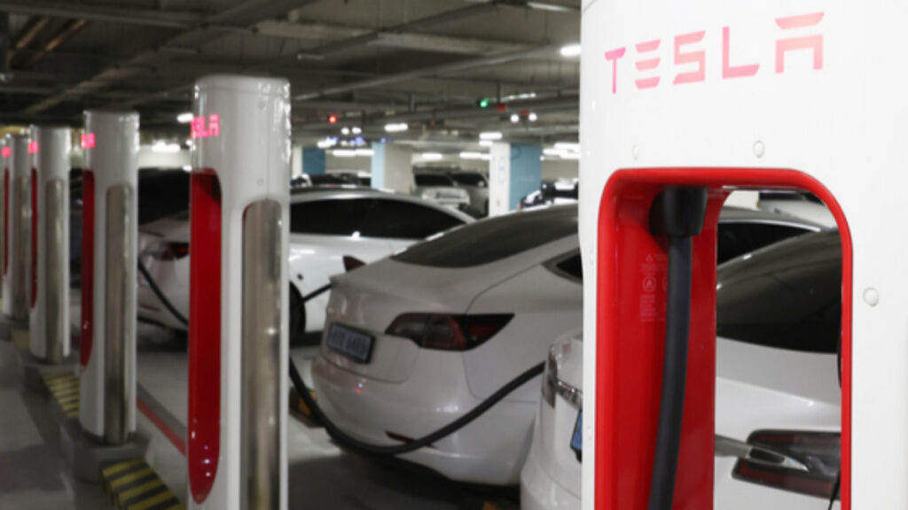 "중국이 박수 칠 판"...정부 발표에 업계 '발칵', 대체 뭐길래? 3 테슬라 충전소