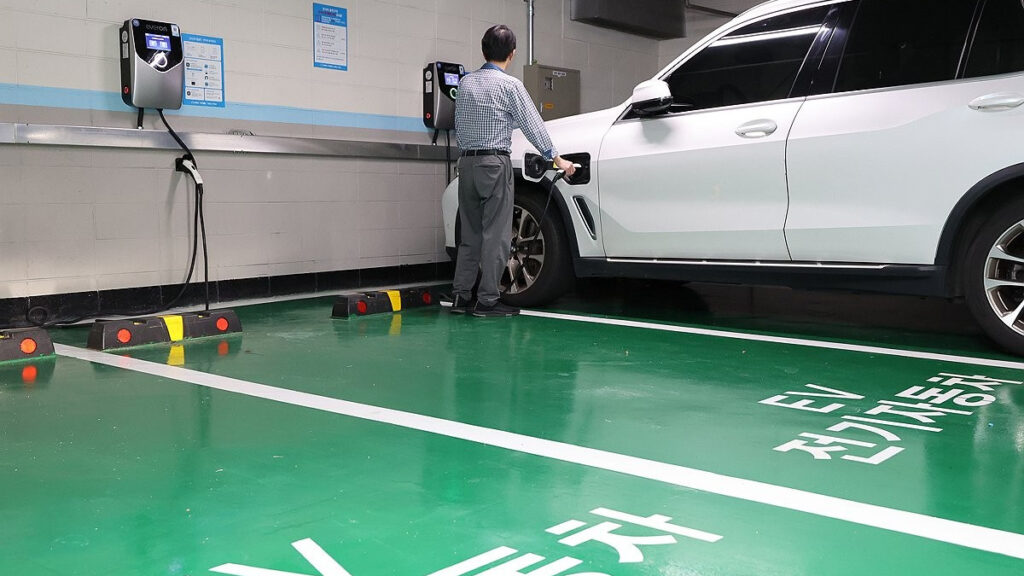 "이건 사실상 꽁돈 아니냐"…지원금 '허점' 지적 나오자 '시끌시끌' 2 종로구 전기차 주차장