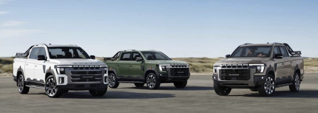 "기아도 덤볐다 큰코다쳤다"…한 우물 판 '국산차', 여전히 아빠들 줄 서는 이유 2 KGM 픽업트럭