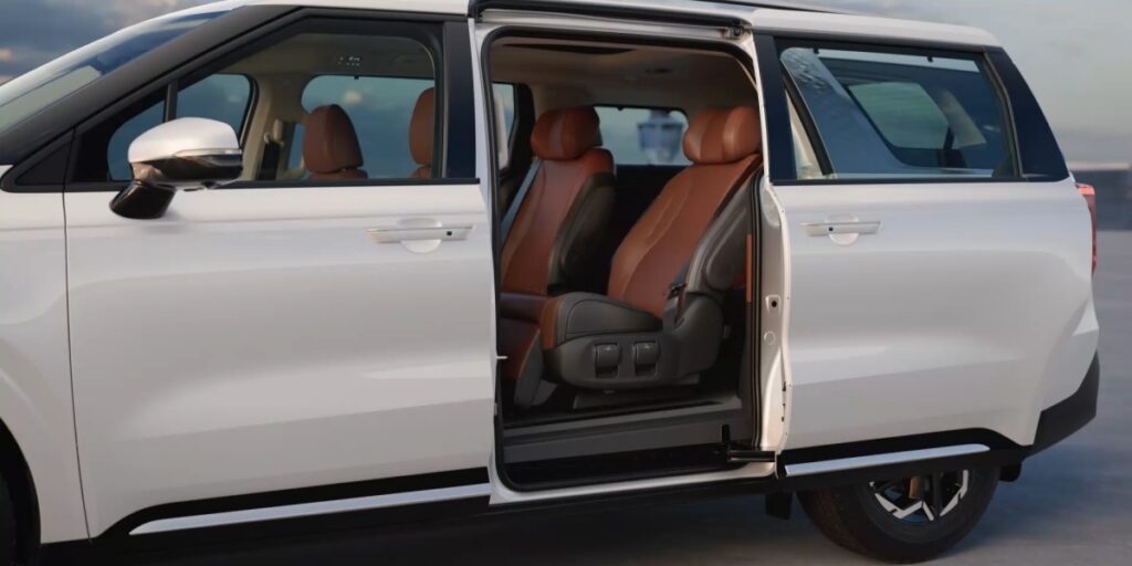 "애들 태우기 무섭네"…없어서 못 파는 카니발, 해외서 난리 난 이유 2 카니발 슬라이딩 도어 문제