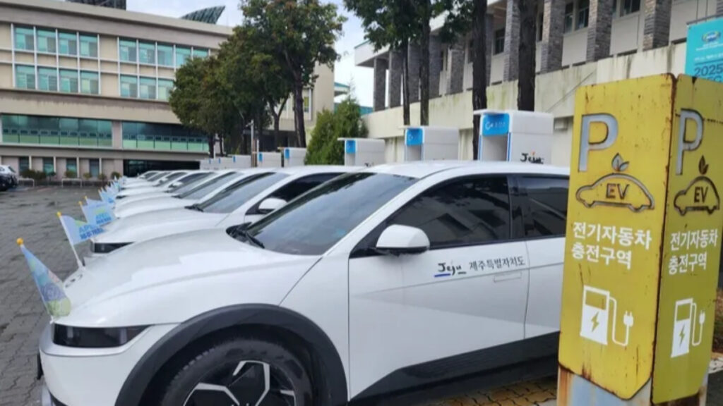 "현대차 위기설, 결국 현실 되네요"…한국인들까지 등 돌리자 '심각한 상황' 4 제주도청 주차장 내 전기차 충전소