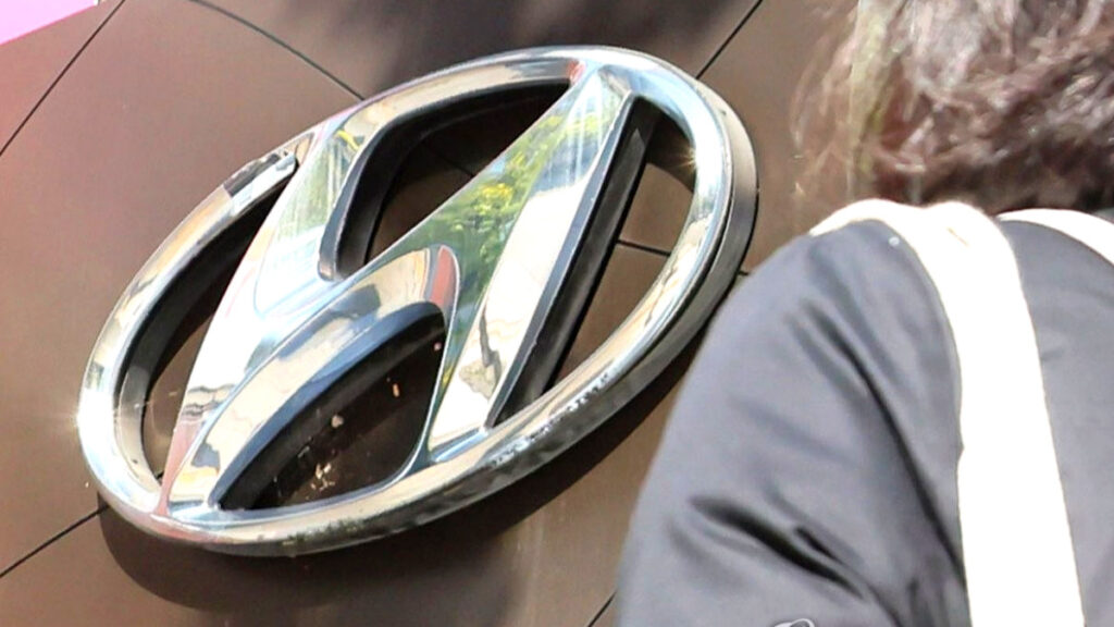 "현대차 위기설, 결국 현실 되네요"…한국인들까지 등 돌리자 '심각한 상황' 1 도로 위 차량들, 테슬라 충전소