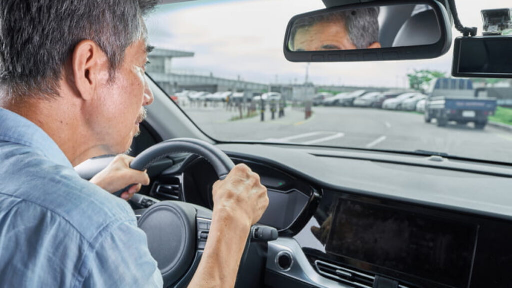 정부 “지금부터 준비해라”…결국 모든 차에 ‘강제 장착’ 명령 내렸다 3 고령 운전자