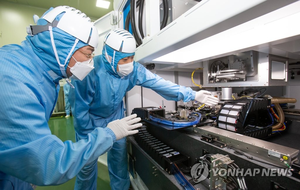 "불모지에서 시작해 46년 만에 해냈다"…"수천 조 황금 시장" 열리자, 韓 업계 '활짝' 4 한미반도체 투인원 기술 성공