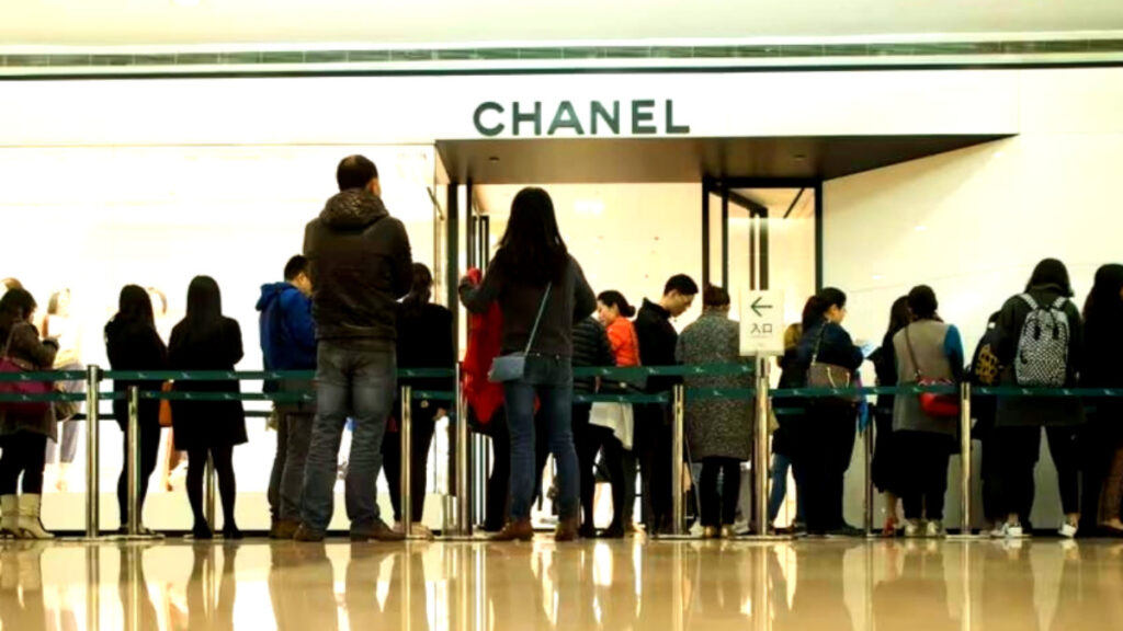 "샤넬·에르메스가 반값 이하?"...나라가 직접 차린 '명품관', 문 열리자 소비자들 '활짝' 1 국세청 압류 물품