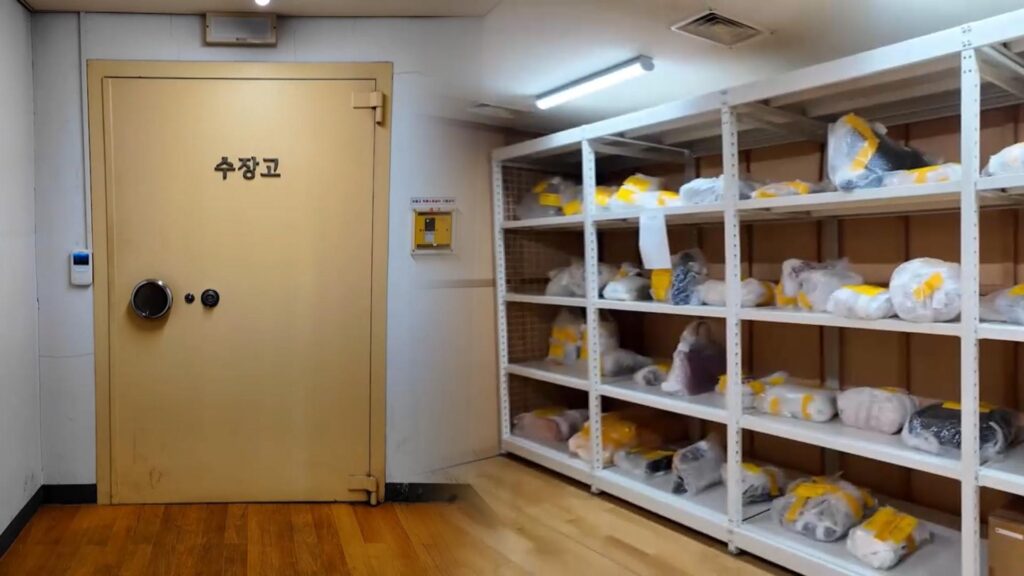 "샤넬·에르메스가 반값 이하?"...나라가 직접 차린 '명품관', 문 열리자 소비자들 '활짝' 3 국세청 압류 물품