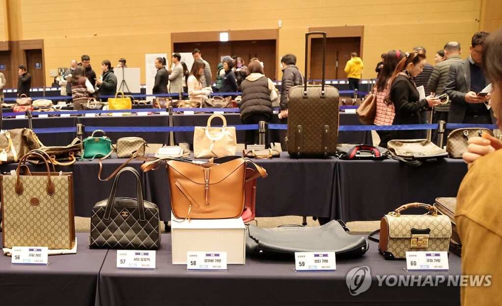 "샤넬·에르메스가 반값 이하?"...나라가 직접 차린 '명품관', 문 열리자 소비자들 '활짝' 2 국세청 압류 물품