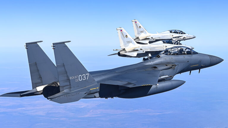 한국 공군 F-15K와 필리핀 공군 FA-50PH