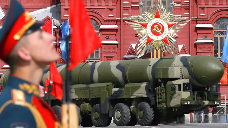 러시아 이동식 미사일 발사대 토폴