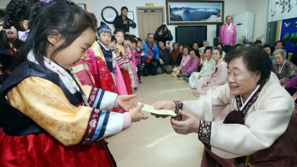 "세뱃돈 줬다가 발칵 뒤집혔다"...세금 폭탄 피하려면, 꼭 확인 해야하는 이유 2 세뱃돈 증여세