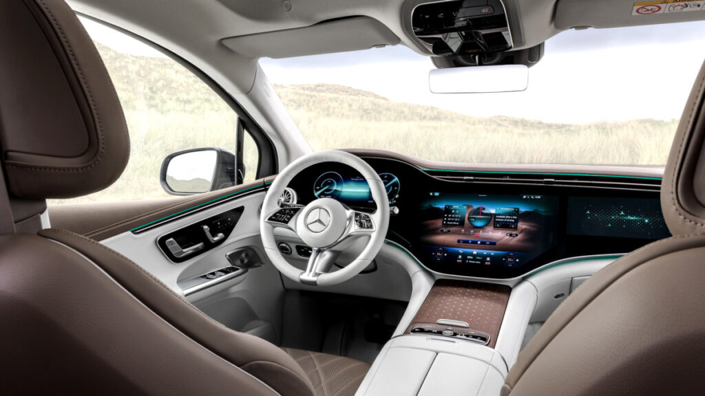 "710만원 낮추고 467km 달려"...5060 취향 저격 벤츠, '승부수' 던졌다 5 벤츠 SUV EQE 350