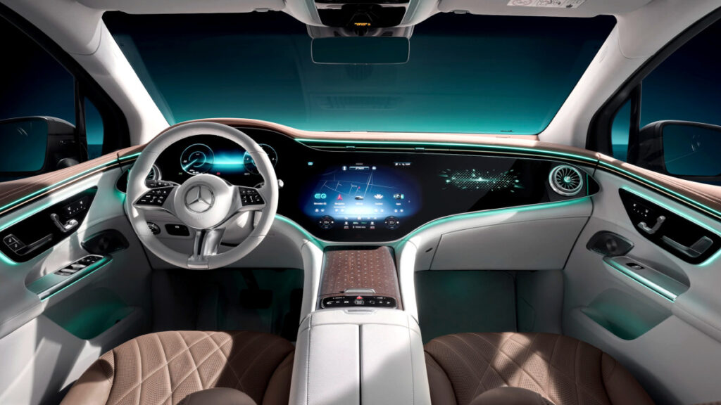 "710만원 낮추고 467km 달려"...5060 취향 저격 벤츠, '승부수' 던졌다 3 벤츠 SUV EQE 350