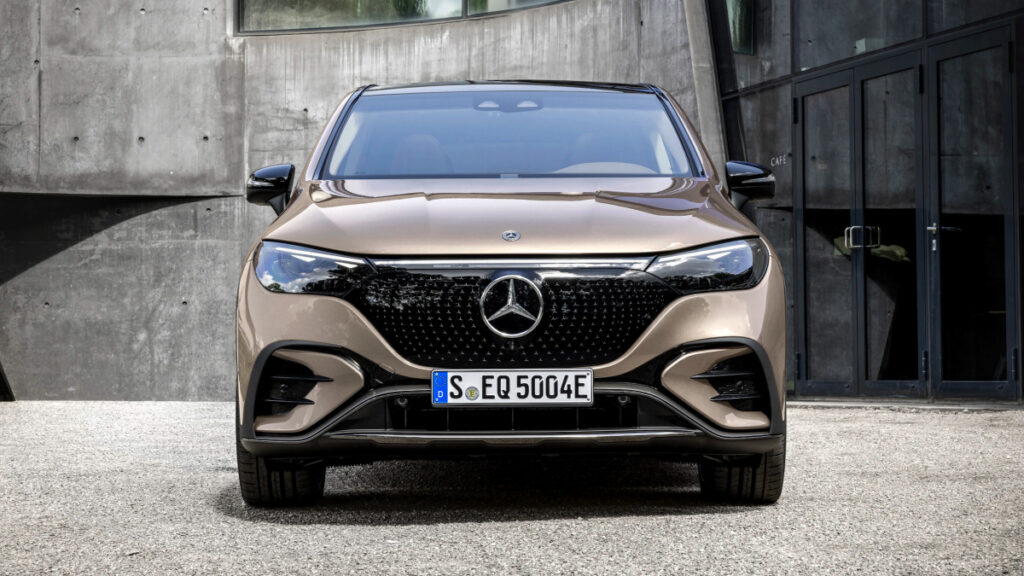 "710만원 낮추고 467km 달려"...5060 취향 저격 벤츠, '승부수' 던졌다 2 벤츠 SUV EQE 350