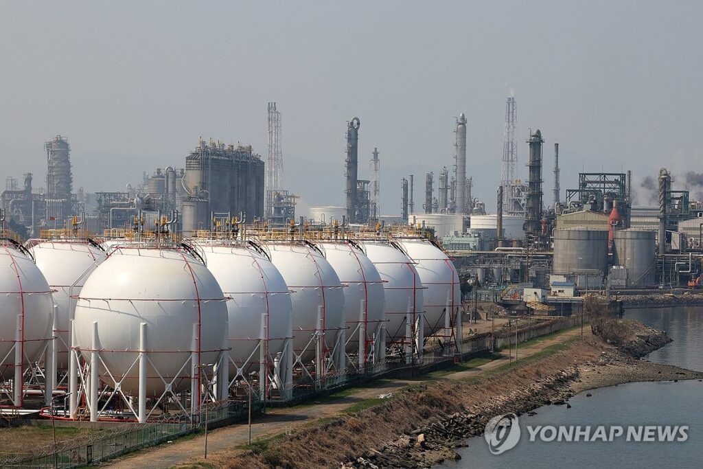 "이러다 LG 공장 멈춘다"…월 400만 톤 쓰는데 덮친 연쇄 셧다운 위기에 '발칵' 4 나프타 수급 위기 돌파