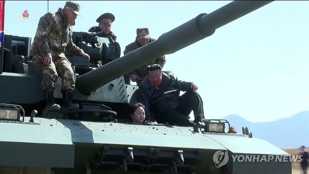 "중동전에서 배워왔다"…북한 전차에 달라붙은 것 보니, 한국군 '계산 틀어졌다' 2 북한 신형 전차 훈련