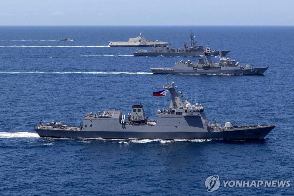 "한국 배도 매일 지나는데"…중국 군함, "언제든 쏜다" 미사일 겨눈 상황에 '발칵' 2 남중국해 위기 상황