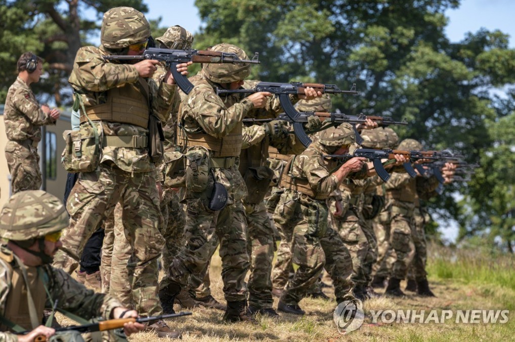 영국에서 사격 훈련하는 우크라이나 신병들