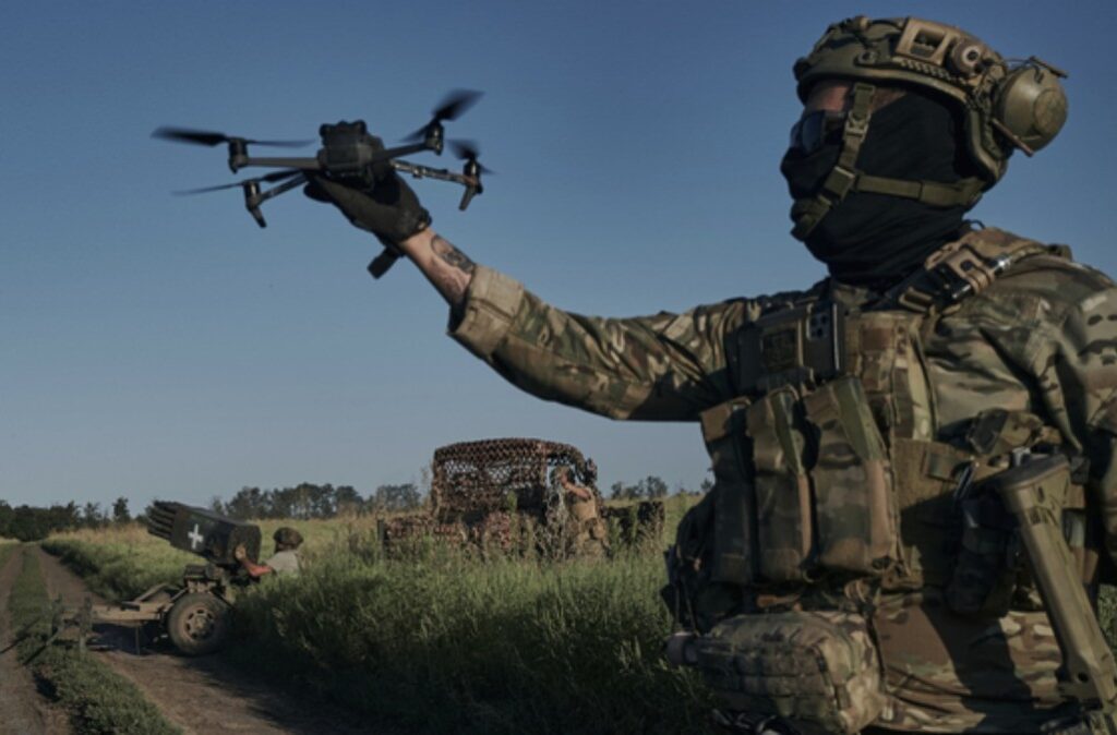드론 날리고 있는 우크라이나 제28여단 병사