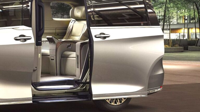 렉서스 미니밴 LM500h 공개