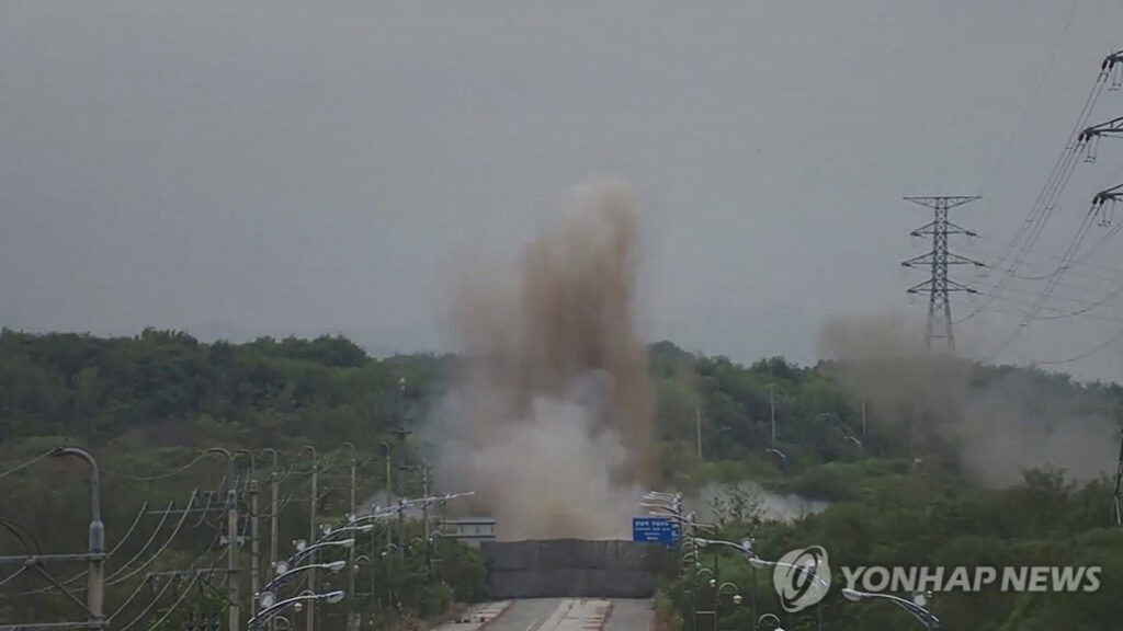 북한 경의선 남북 연결도로 일부 폭파