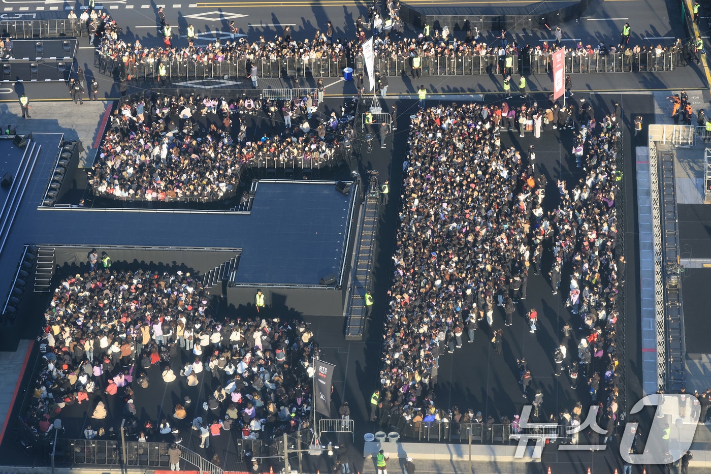 BTS 컴백 공연 한 시간 전…광화문 인파는 4만 명 육박 (종합) - 뉴스1