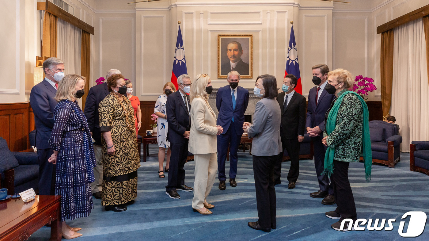 사진] 대만 방문 美 의회 대표와 얘기하는 차이잉원 총통 - 뉴스1