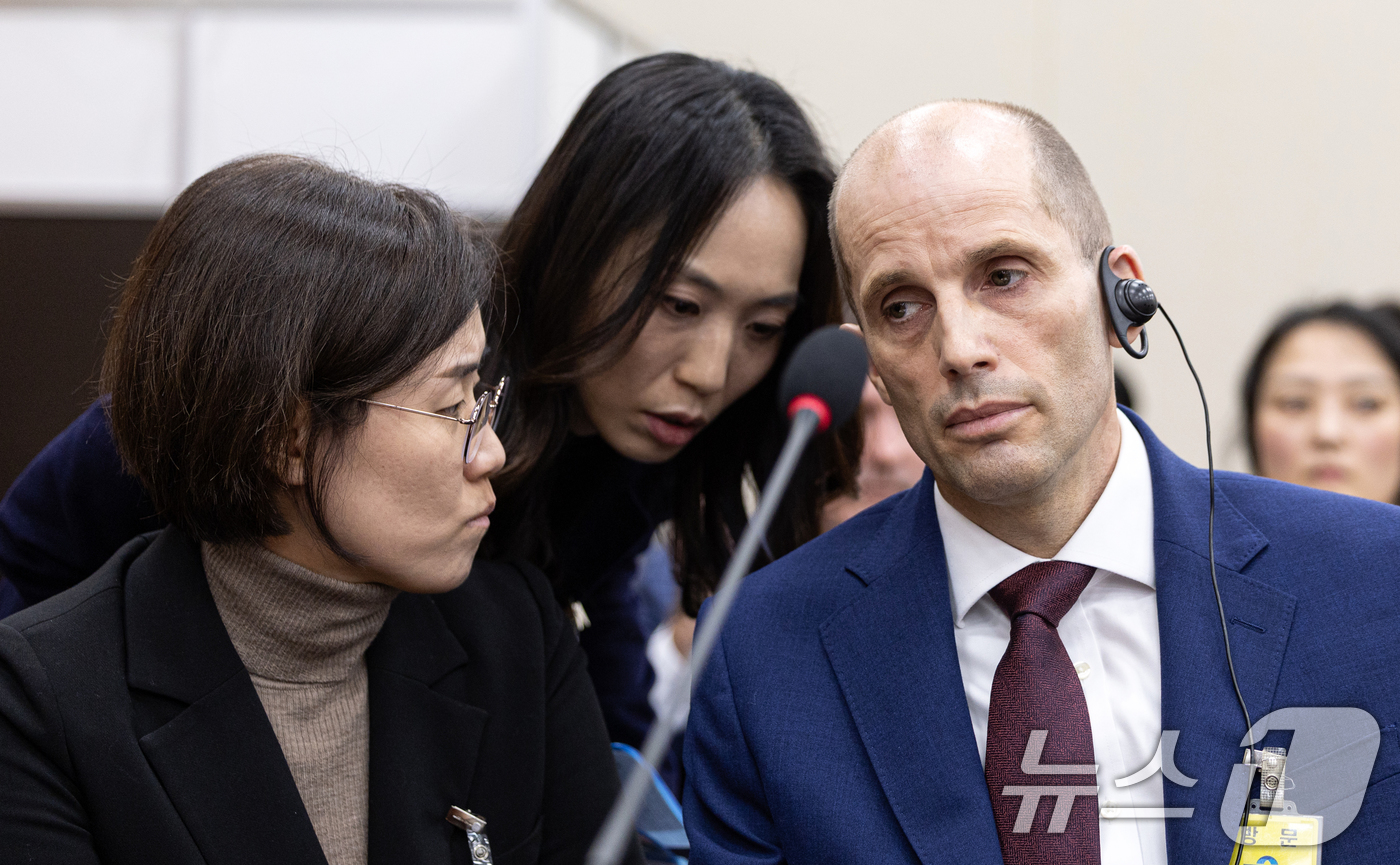 통역사 이야기 듣는 해롤드 로저스 쿠팡 대표 - 뉴스1