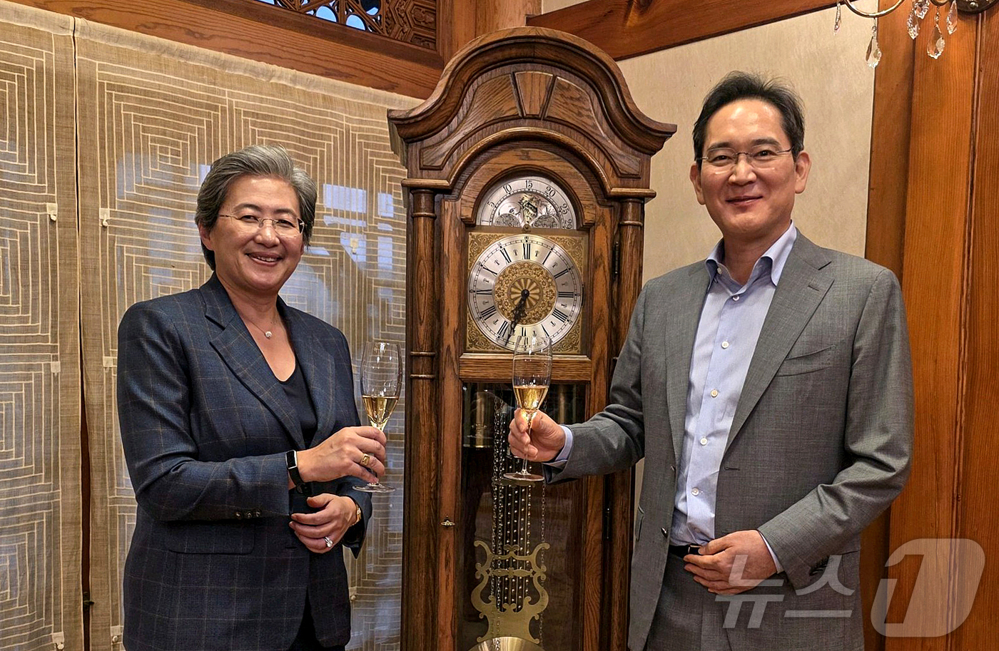 기념촬영하는 이재용 회장과 리사 수 최고경영자 - 뉴스1