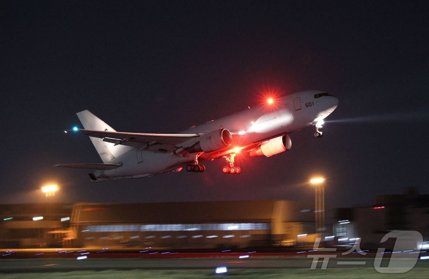 한국인 4명 탑승' 중동 대피 日 전세기 하네다공항 도착 - 뉴스1