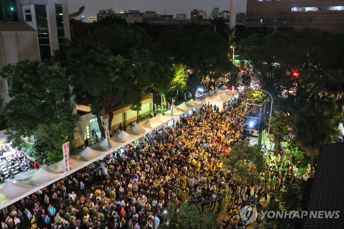 "지금 놓치면 중국에 나라 뺏긴다"…위협 앞에 결국 국회 '만장일치' 나왔다 2 여소야대 대만 의회 '총통 권한 축소' 의회개혁법 통과 | 연합뉴스