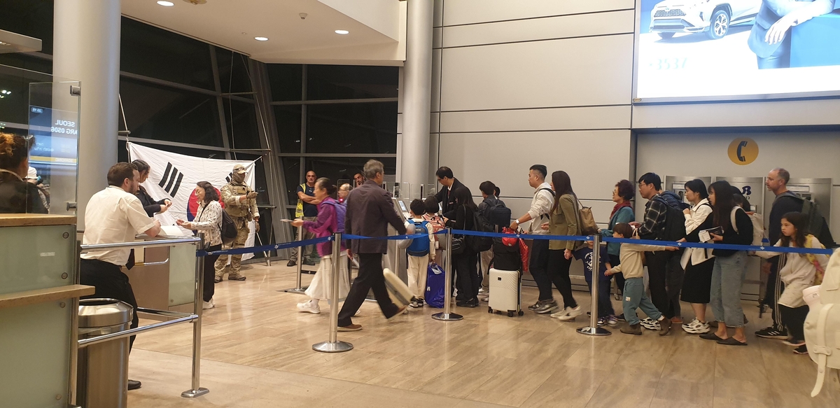 이·팔 전쟁 현장] "어제만 해도 패닉 상태…전쟁터 떠나 귀국할 수 있다니 감사" | 연합뉴스