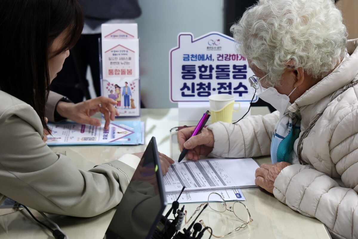인력 100만 명 부족한데 “정부도 뾰족한 대책 없다”…60대 ‘초비상 상황’ 2 돌봄 인력 99만 부족