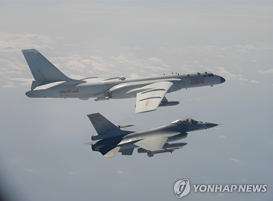 중국 폭격기 따라붙은 대만 전투기
