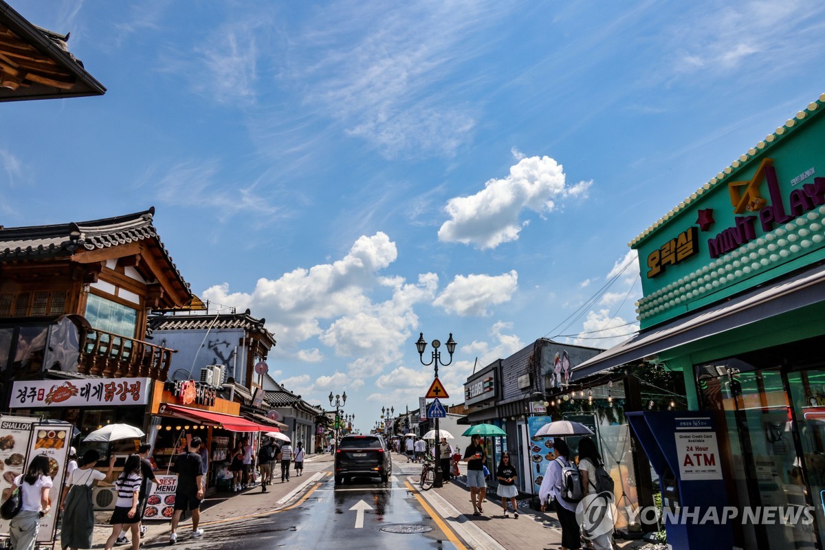 “바가지요금 없으니 외국인 미어터져”…방 없어서 난리 난 이곳, 상인들 ‘활짝’ 4 경북 관광 호조세 지속