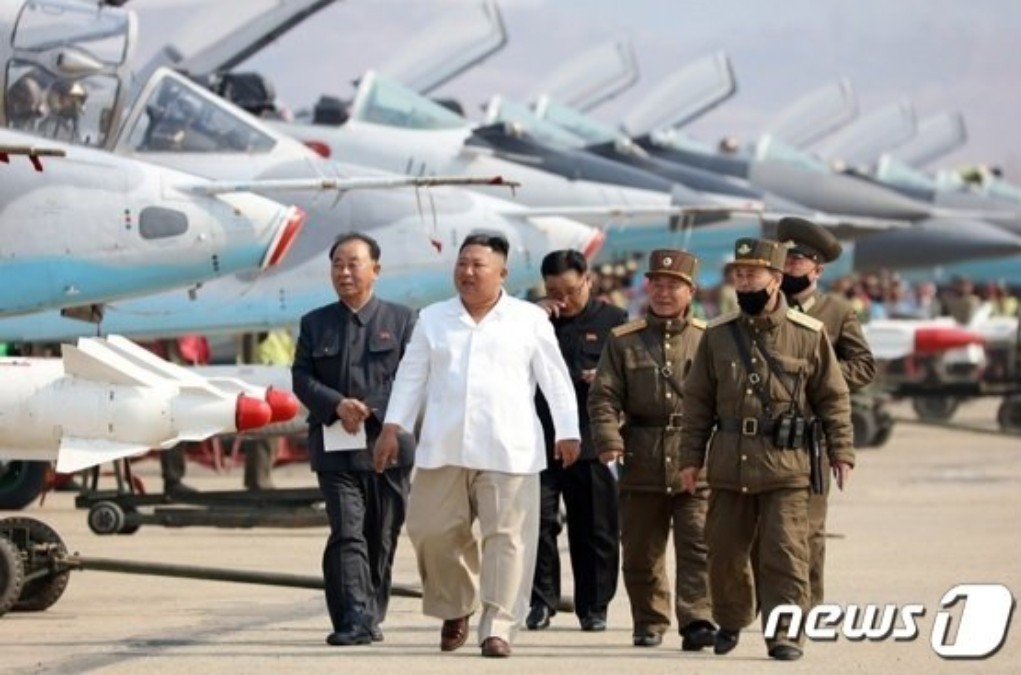 북한 활주로 확장