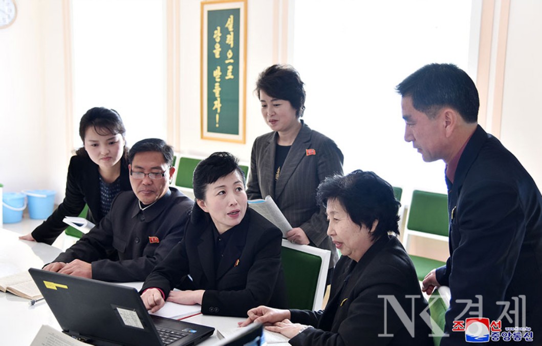 북한 교사 위상 추락