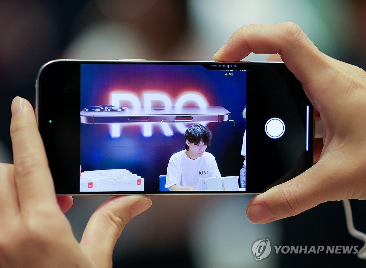 아이폰 패널 절반장악