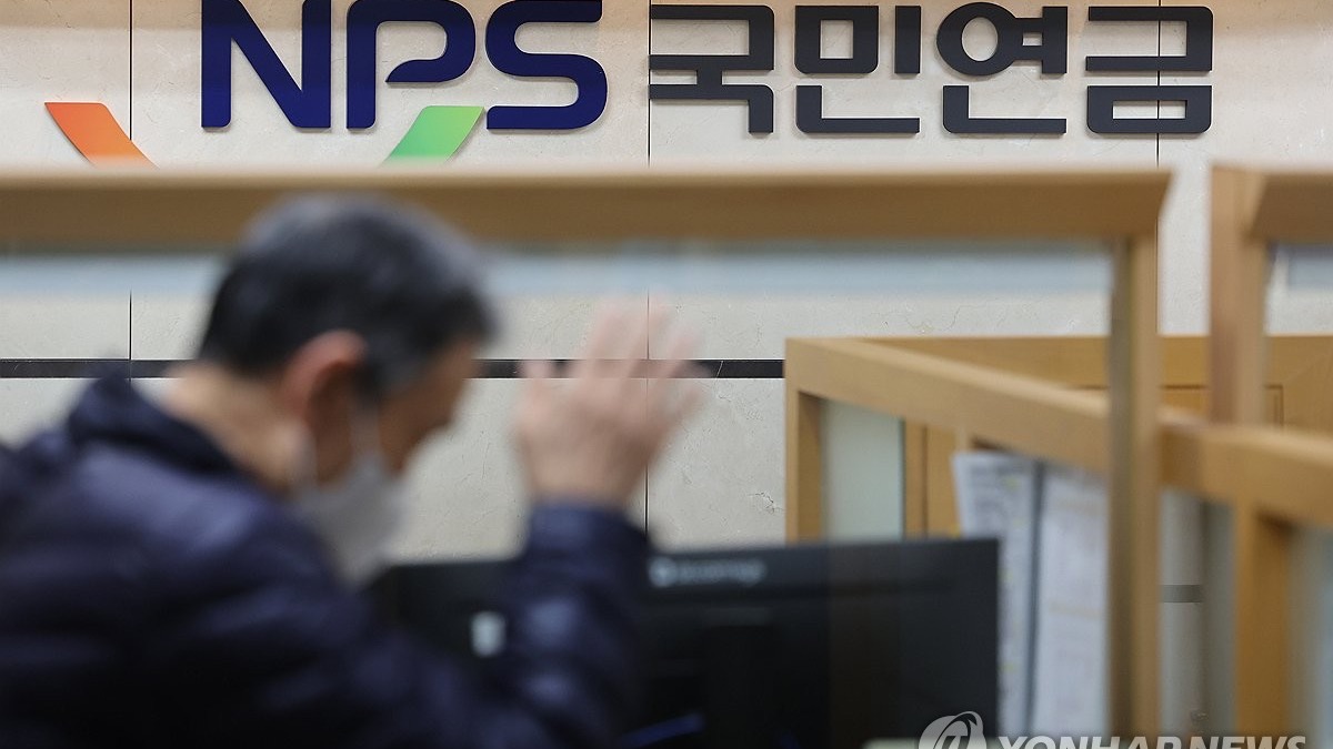“월 317만 원 따박따박” 국민연금 고갈된다더니…누군가는 ‘이것’으로 대박 4 국민연금 창구 방문자