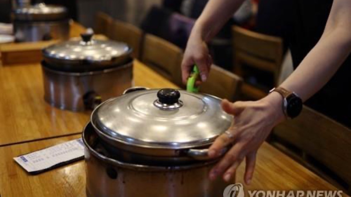 식당 테이블 정리 장면
