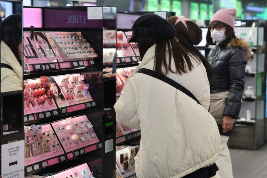 "화장품 안 팔아도 대박"…14조 원대 역대급 돈 잔치 벌어지자 '활짝' 2 화장품 무역수지 흑자