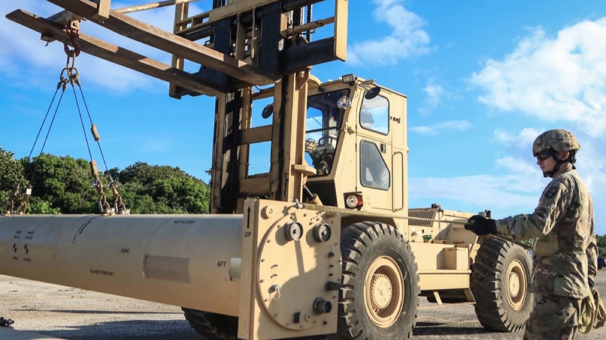 "서울 상공 사드 재고 떨어진다면?"…美 부랴부랴 공장 착공한 진짜 이유 3 THAAD interceptor handling image