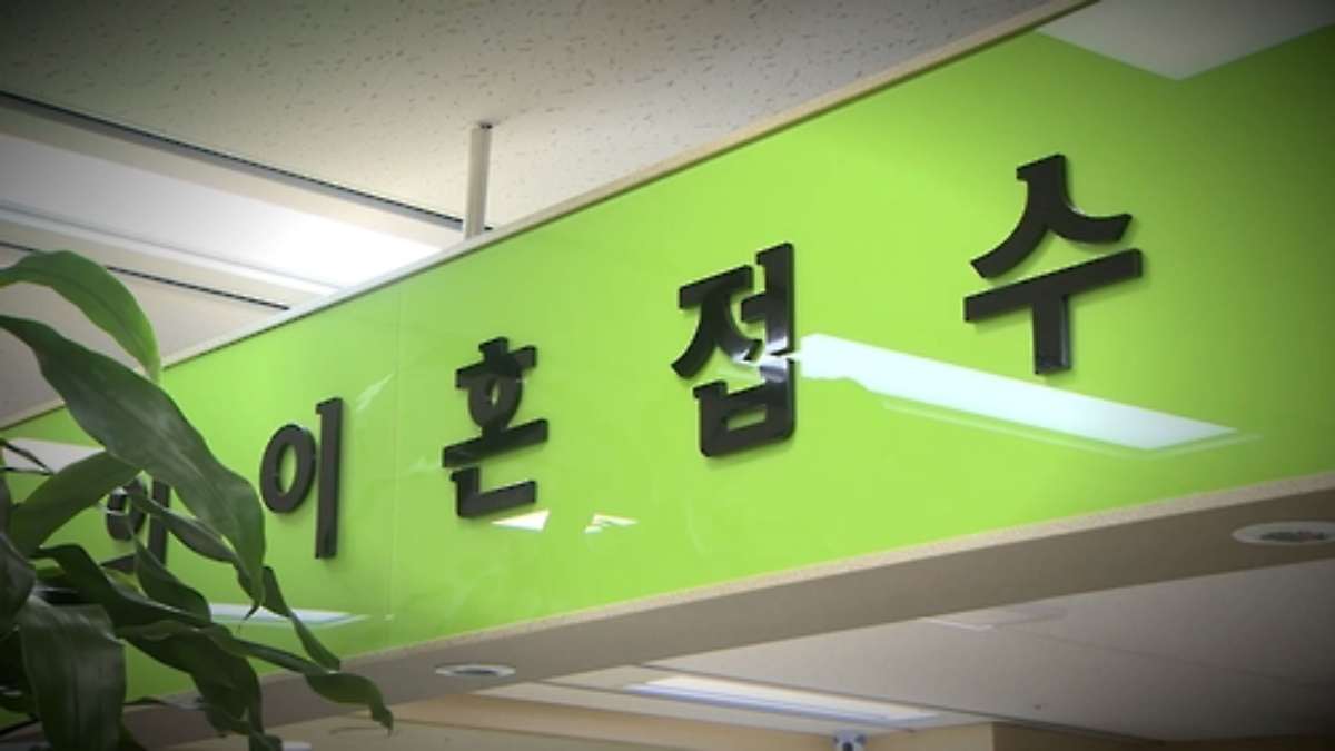"60대 부부가 가장 위험하다"...줄줄이 이혼 도장 찍는 진짜 이유 보니 '의외' 2 60세 이상 부부 이혼 증가