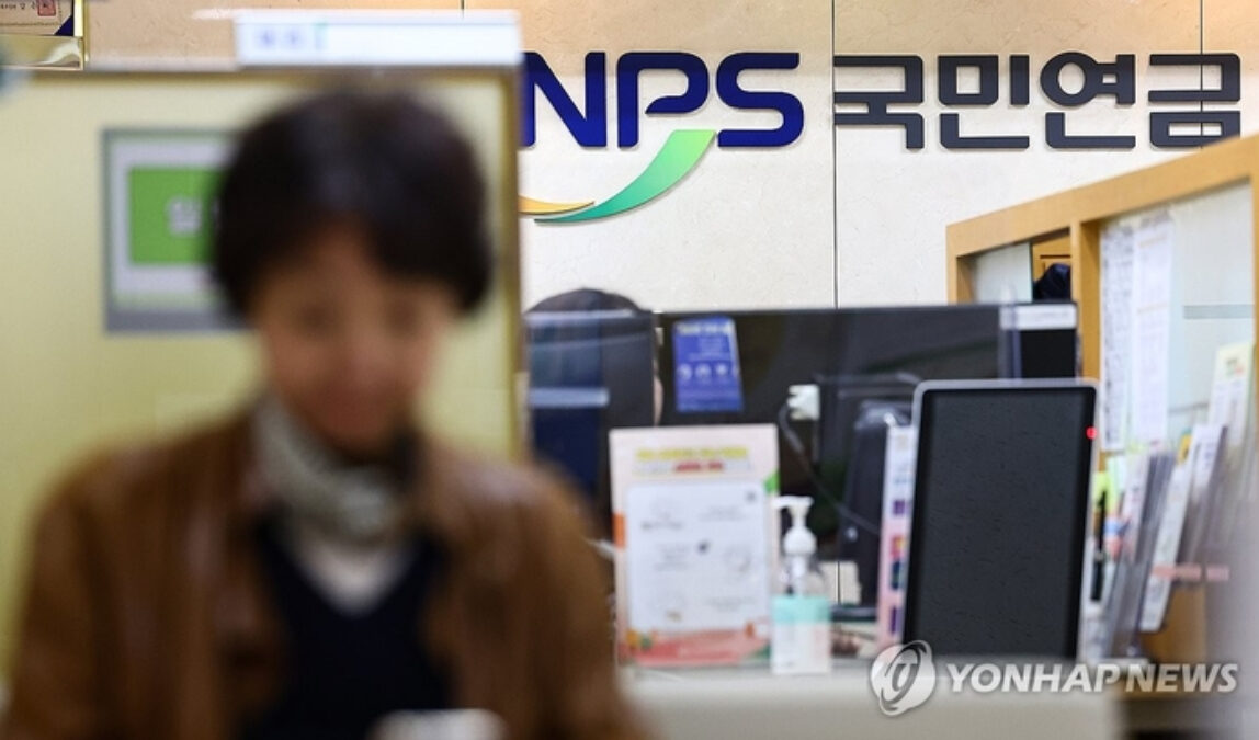 "60대 부부가 가장 위험하다"...줄줄이 이혼 도장 찍는 진짜 이유 보니 '의외' 4 60세 이상 부부 이혼 증가