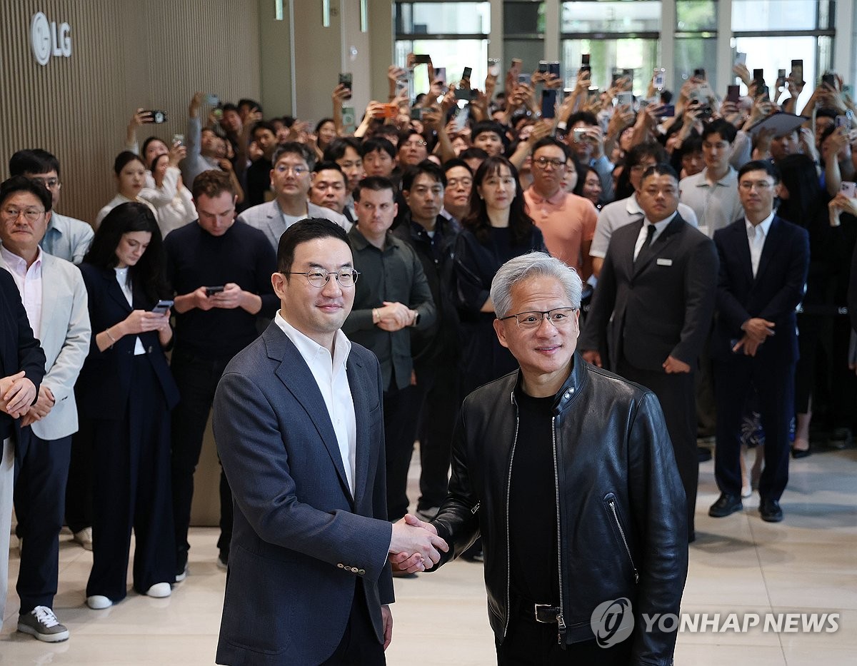 "완제품 안 만들어도 초대박?"…젠슨 황 다녀가더니 '역대급 시너지' 터진 이 기업 2 젠슨 황