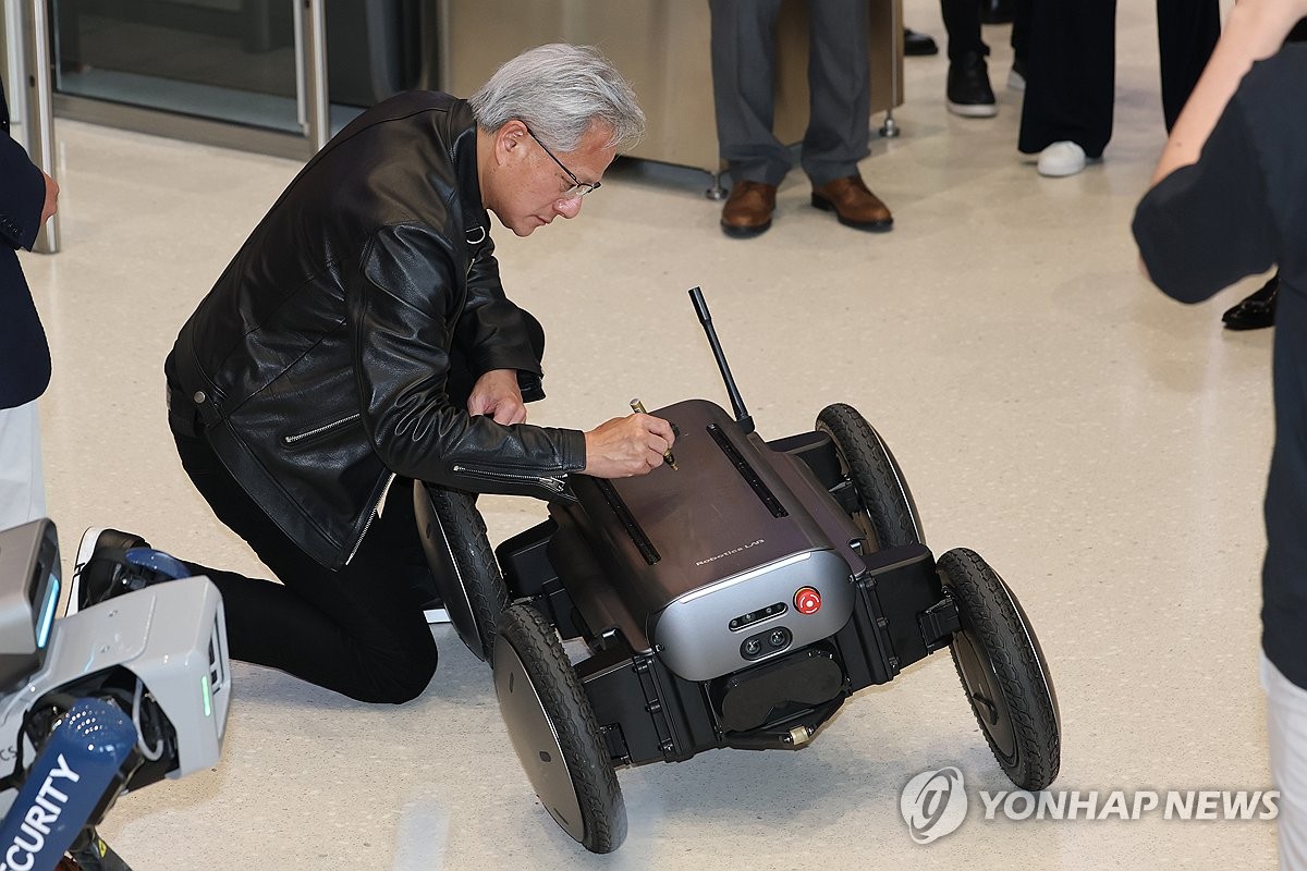 "완제품 안 만들어도 초대박?"…젠슨 황 다녀가더니 '역대급 시너지' 터진 이 기업 3 젠슨 황