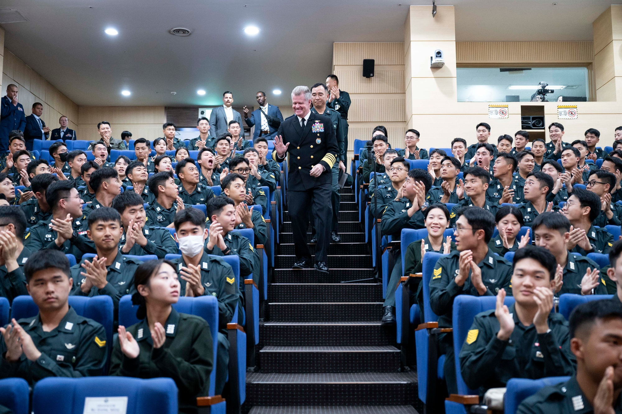 "육해공 다 합쳐서 뽑는다고?"…군 '통합 선발' 두고 격렬한 공방 터진 이유 4 사관학교 장교 양성
